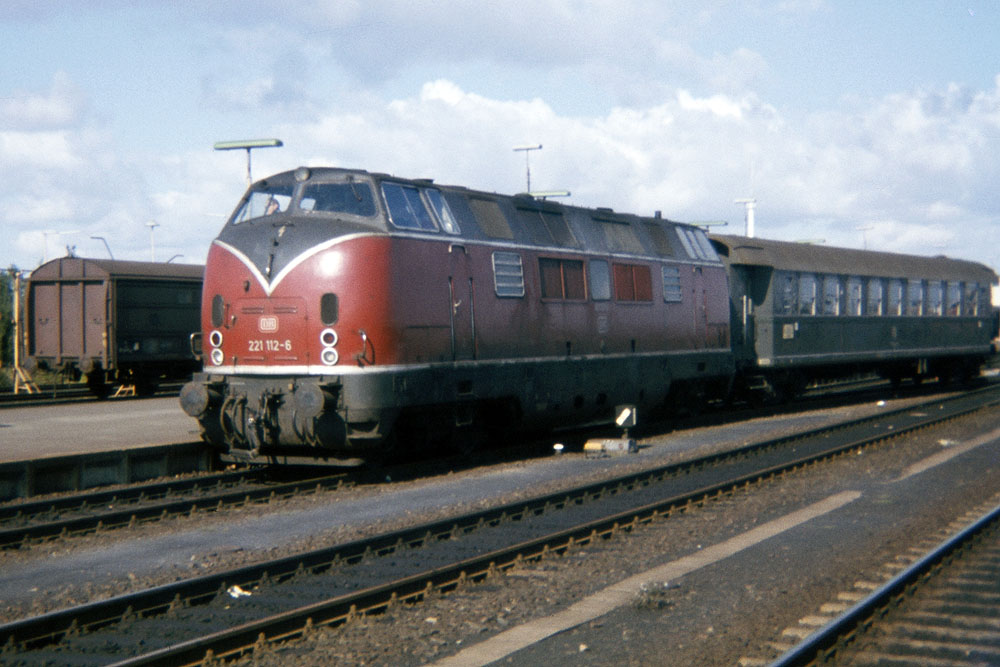 https://www.eisenbahnfotograf.de/datei/September 1972/1380118 DB 221112 Puttgarden 239.1972.jpg